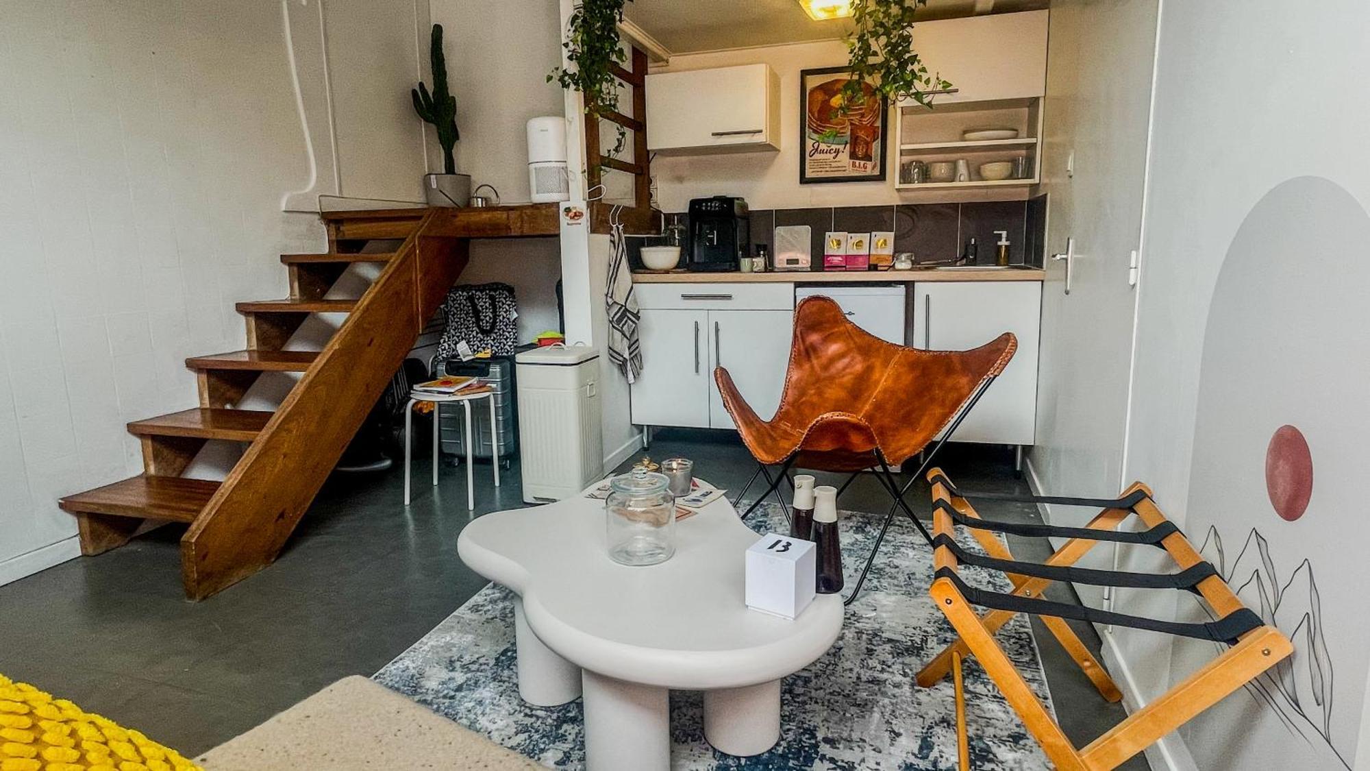 Apartment Loft Design, Proximite